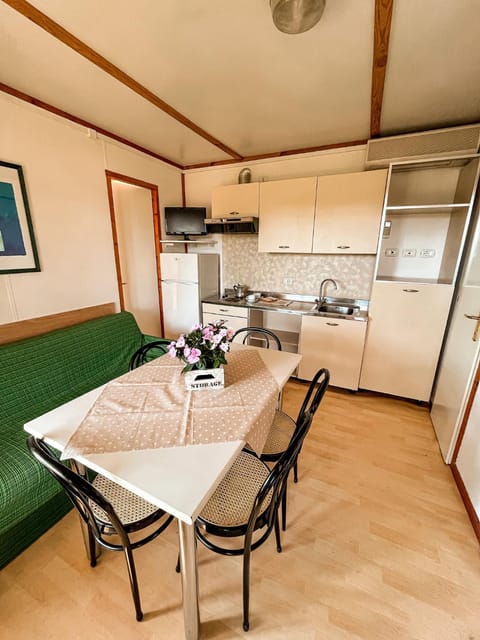 Kitchen or kitchenette, Seating area, Dining area, minibar, stove