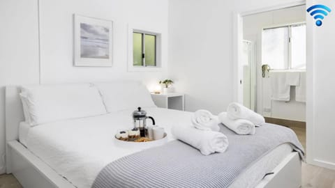 Bed, towels