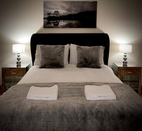 Bed, Bedroom, towels