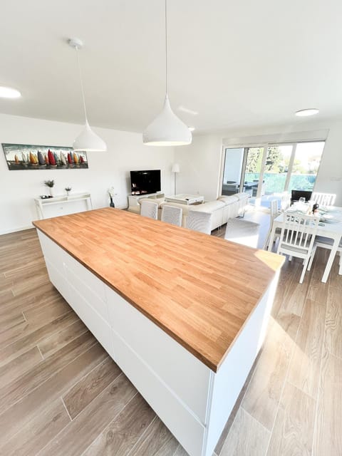 Communal lounge/ TV room, TV and multimedia, Kitchen or kitchenette, Living room, Seating area, Dining area, Evening entertainment