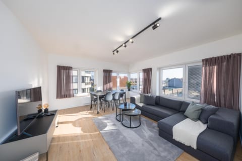 TV and multimedia, Living room, Seating area, Dining area