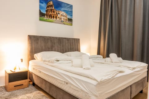 Bed, Photo of the whole room, Bedroom, towels