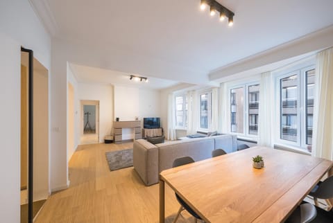 TV and multimedia, Living room, Seating area, Dining area