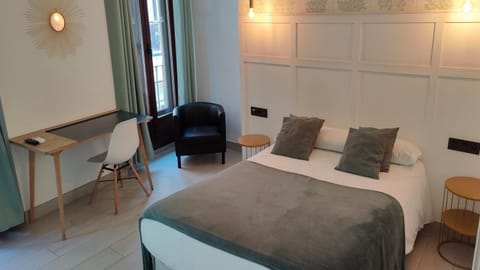 Bed, Photo of the whole room, Bedroom