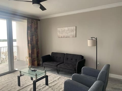 Lake view condo close to Disney Apartment in Orlando