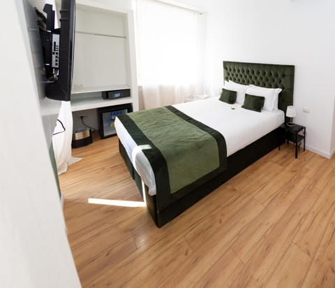 Bed, TV and multimedia, Bedroom