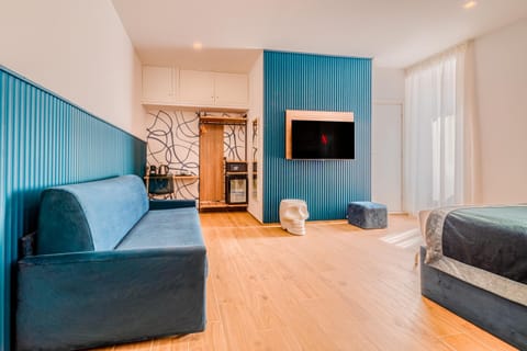 Bed, TV and multimedia, Coffee/tea facilities, Photo of the whole room, Evening entertainment, Bedroom, minibar, safe, wardrobe