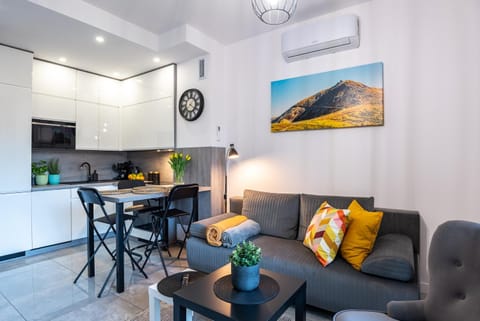 Kitchen or kitchenette, Living room, Seating area, Dining area, minibar, air conditioner