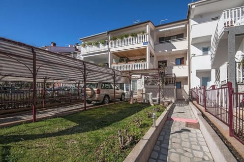 Patio, Facade/entrance