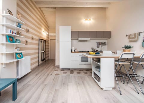 Kitchen or kitchenette, Dining area, stove