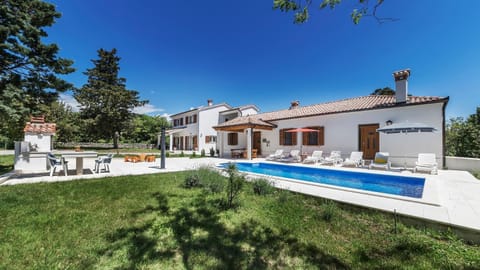 Property building, BBQ facilities, Garden, Balcony/Terrace, Seating area, Dining area, Swimming pool