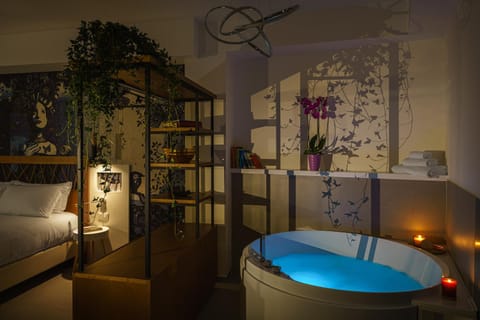 Bed, Hot Tub, Bathroom, Photo of the whole room, Bedroom, wardrobe