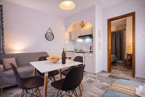 Kitchen or kitchenette, Living room, Seating area, Dining area