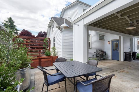 Vine and View Bungalow House in Newberg
