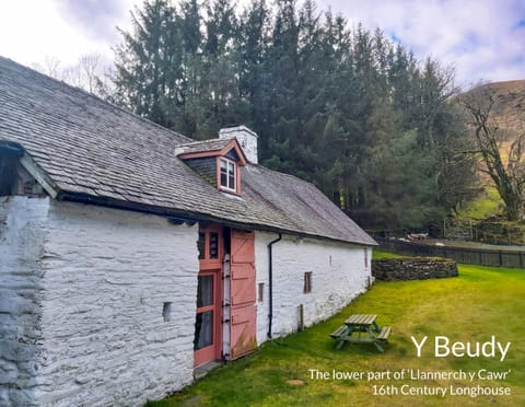 Longhouse - Y Beudy House in Llanwrthwl