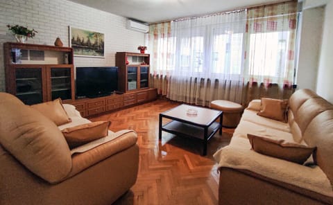 Communal lounge/ TV room, TV and multimedia, Living room, Seating area, Evening entertainment