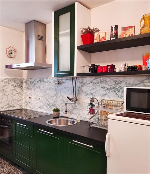 Kitchen or kitchenette, pet friendly, stove