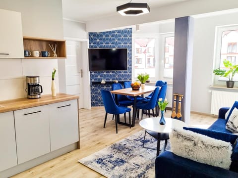 TV and multimedia, Coffee/tea facilities, View (from property/room), Kitchen or kitchenette, Living room, Decorative detail, Seating area, Dining area, City view, Area and facilities, hair dresser, internet, internet, locker, minibar, wardrobe