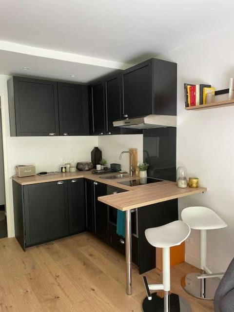 Agréable et moderne studio à Neuilly avec jardin Apartment in Levallois-Perret