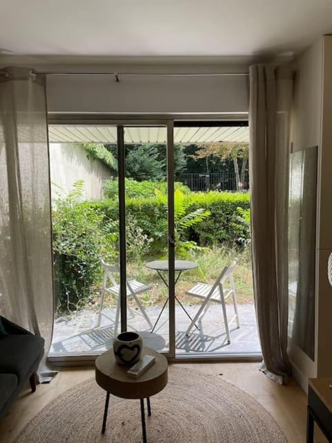 Agréable et moderne studio à Neuilly avec jardin Apartment in Levallois-Perret