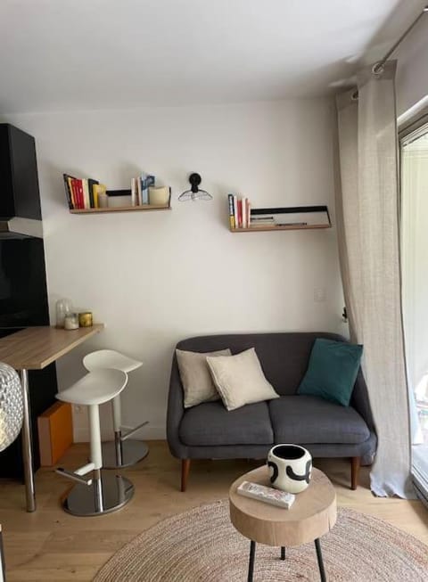 Agréable et moderne studio à Neuilly avec jardin Apartment in Levallois-Perret