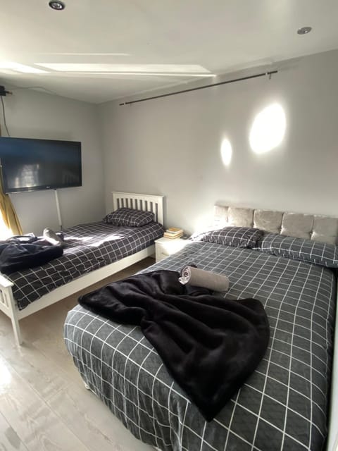 Bed, Photo of the whole room, Bedroom, towels