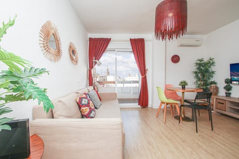 Communal lounge/ TV room, TV and multimedia, Living room, Seating area, Dining area, air conditioner