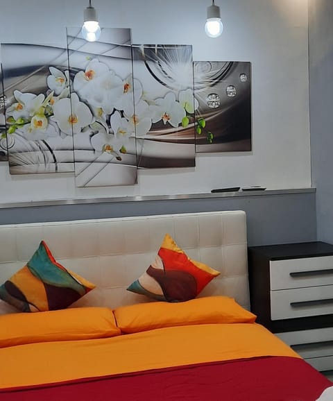 Bed, Living room, Photo of the whole room, Decorative detail, Bedroom