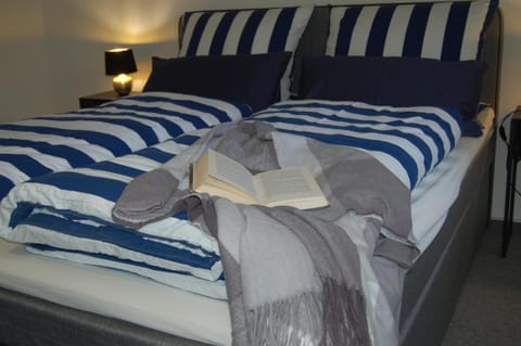 Bed, Decorative detail, Bedroom, towels