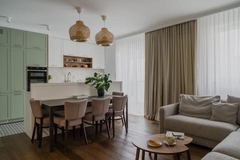Property building, Kitchen or kitchenette, Living room, Seating area, Dining area