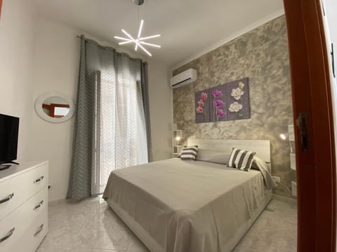Bed, TV and multimedia, Photo of the whole room, Bedroom, air conditioner