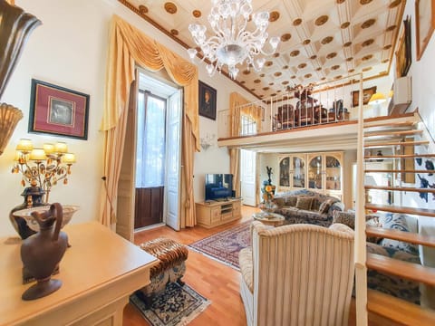 Communal lounge/ TV room, Living room, Seating area, Evening entertainment