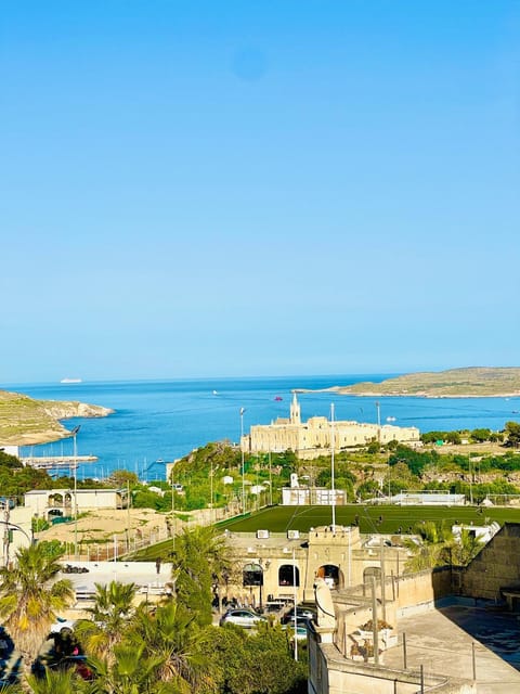 Property building, Balcony/Terrace, Balcony/Terrace, Beach, Beach, Sea view, Sea view, Entertainment, Seasons, Sunrise, Sunset