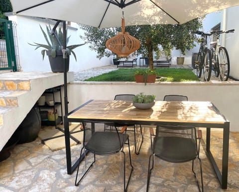 Restaurant/places to eat, Garden, Cycling, sunbed