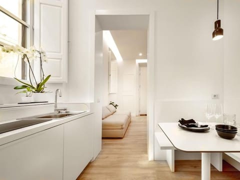 Kitchen or kitchenette, Dining area