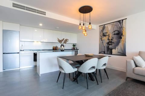 Kitchen or kitchenette, Dining area