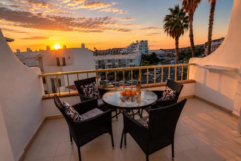 Balcony/Terrace, Seating area, Dining area, City view, Sunset