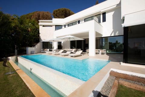 Property building, Patio, Day, Pool view, Swimming pool, sunbed