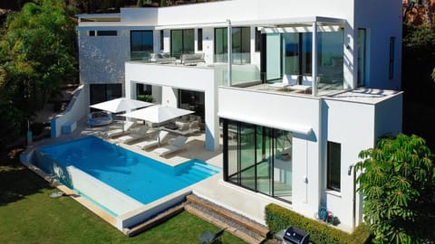 Property building, Day, Garden, Garden view, Pool view, Swimming pool, sunbed