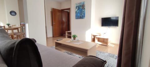 Communal lounge/ TV room, Bed, TV and multimedia, Living room, Photo of the whole room, Seating area, Dining area, Evening entertainment, Bedroom