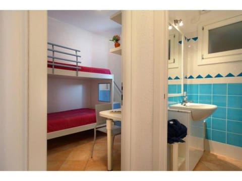 Shower, Bathroom, bunk bed