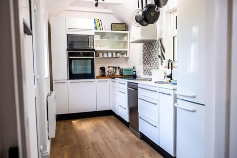 Charming Victorian Townhouse Near Oxford House in West Oxfordshire District