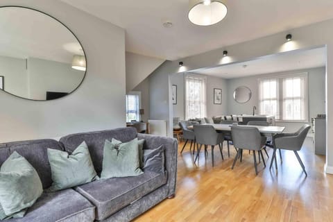 Stylish & Spacious 3 Bed Apartment with Parking Apartment in Sheffield