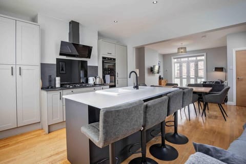 Stylish & Spacious 3 Bed Apartment with Parking Apartment in Sheffield