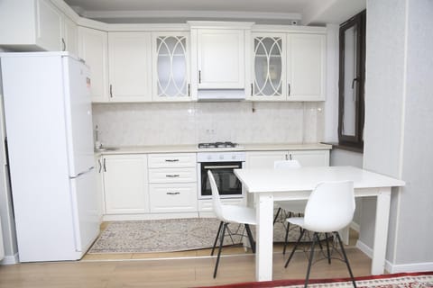 Kitchen or kitchenette, Dining area, oven, pet friendly, stove