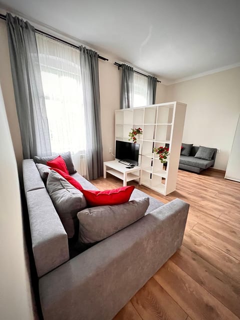 Communal lounge/ TV room, Bed, TV and multimedia, Living room, Photo of the whole room, Seating area, Evening entertainment, Bedroom