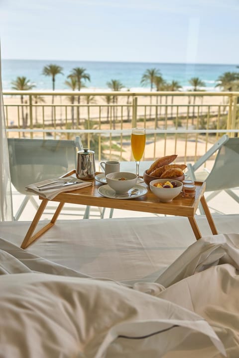 Bed, Natural landscape, View (from property/room), Balcony/Terrace, Photo of the whole room, Beach, Bedroom, Sea view