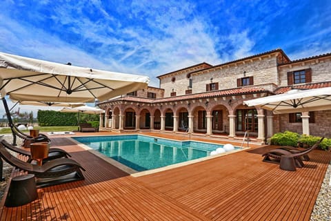 Property building, Patio, Day, Pool view, Swimming pool, sunbed