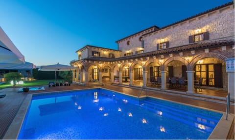 Property building, Night, Hot Tub, Pool view, Swimming pool, sunbed