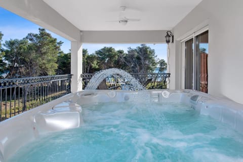 Hot Tub, TV and multimedia, View (from property/room), Balcony/Terrace, Spa and wellness centre/facilities, Seating area, Pool view, Sea view, fireplace, locker
